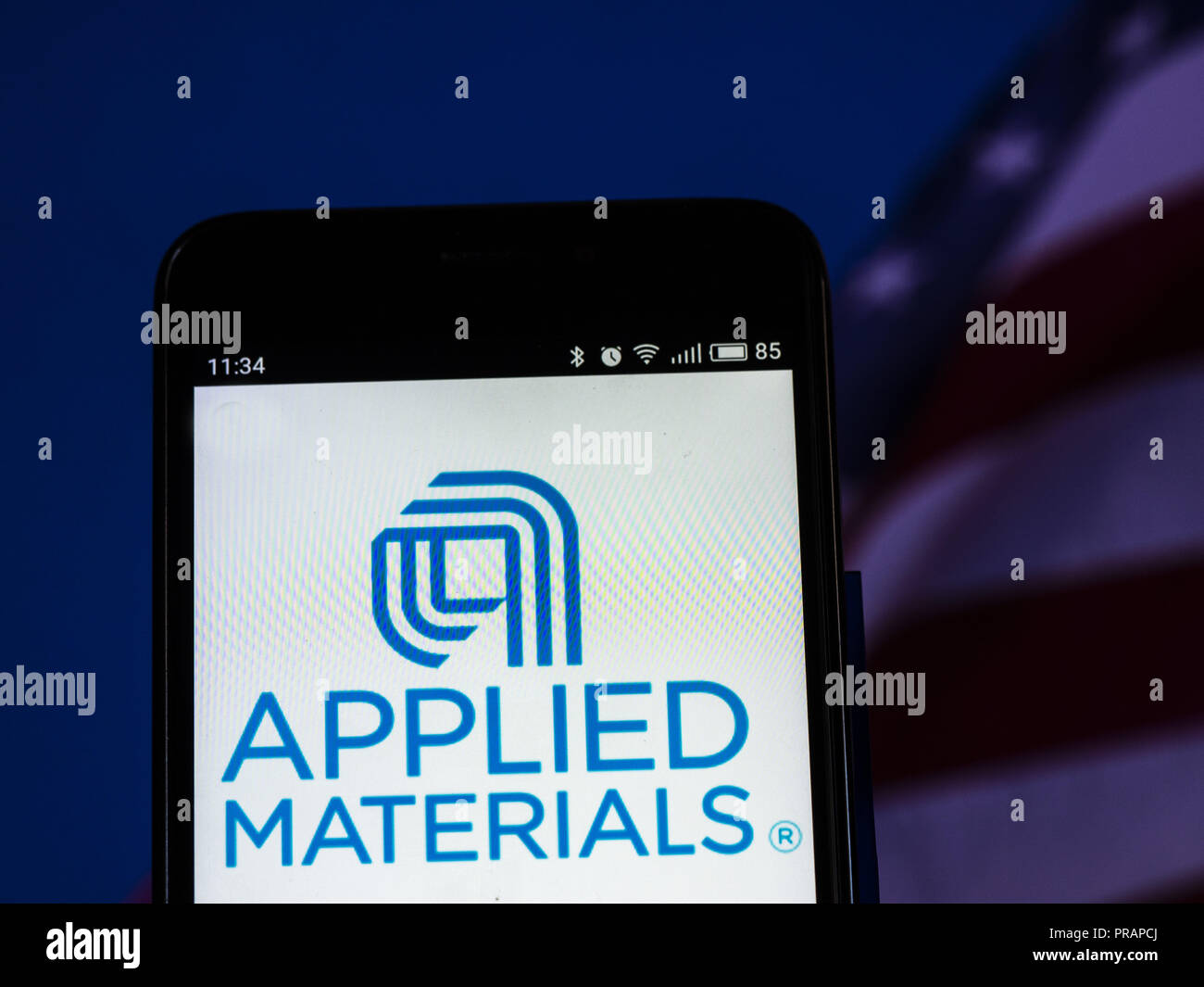 Kiew, Ukraine. 30 Sep, 2018. Applied Materials, Inc.-Logo gesehen auf Smart Phone angezeigt. Applied Materials, Inc. ist ein amerikanisches Unternehmen, das Anlagen, Dienstleistungen und Software liefert die Herstellung von Halbleiterchips für Elektronik, Flachbildschirmen für Computer, Smartphones und Fernseher zu ermöglichen, und solar Produkte. Quelle: Igor Golovniov/SOPA Images/ZUMA Draht/Alamy leben Nachrichten Stockfoto