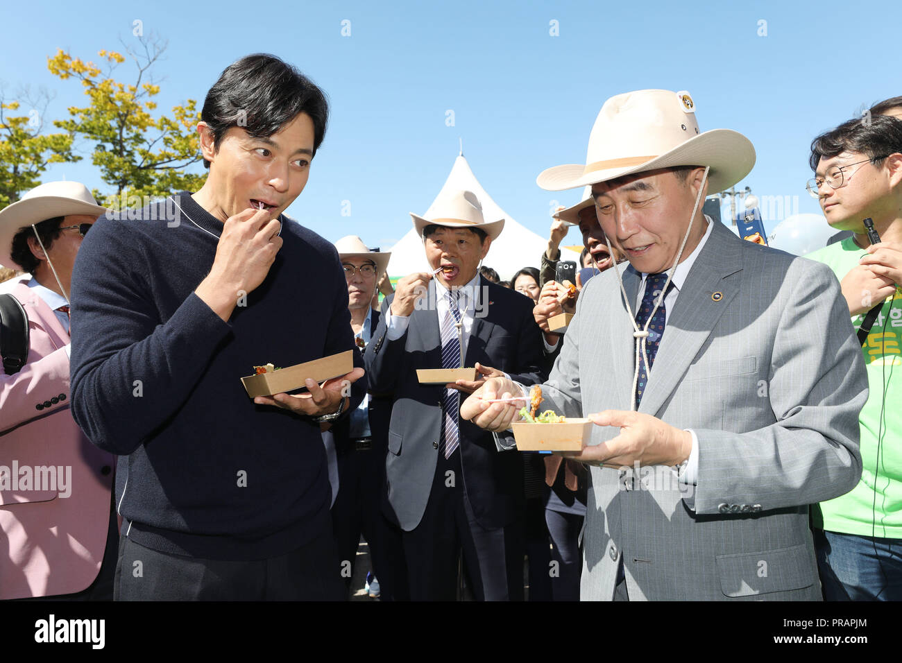 01 Okt, 2018. S. Korean actor Jang Dong-gun Koreanische Schauspieler Jang Dong-gun (L) nimmt an dem 5. handon Tag in Seoul Land in Gwacheon, Gyeonggi Provinz, südlich von Seoul, on Sept. 29, 2018. Credit: Yonhap/Newcom/Alamy leben Nachrichten Stockfoto