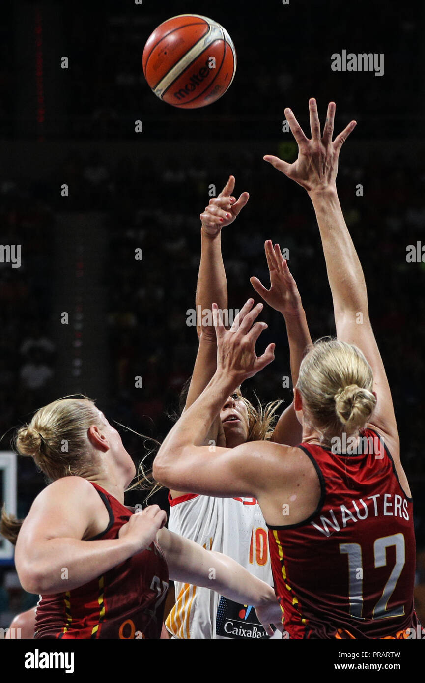 Teneriffa, Spanien. 30 Sep, 2018. Marta Xargay (C) der Spanien schießt den Ball im Spiel um Platz 3 zwischen Spanien und Belgien an der FIBA Frauen 2018 Basketball WM in Santiago Martin in San Cristobal de La Laguna in Teneriffa, Spanien, Sept. 30, 2018. Spanien gewann 67-60. Credit: Zheng Huansong/Xinhua/Alamy leben Nachrichten Stockfoto