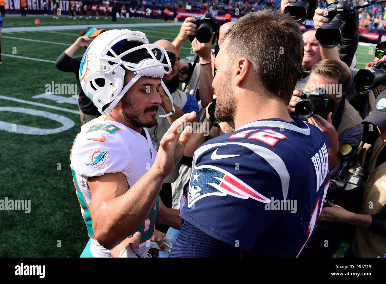 Foxborough, Massachusetts, USA. 30 Sep, 2018. New England Patriots Quarterback Tom Brady (12) Spricht zu Miami Dolphins wide receiver Danny Amendola (80) Nach der NFL Spiel zwischen den New England Patriots und die Miami Dolphins statt am Gillette Stadium, in Foxborough, Massachusetts. Die patrioten Niederlage die Delphine 38-7. Eric Canha/CSM/Alamy leben Nachrichten Stockfoto