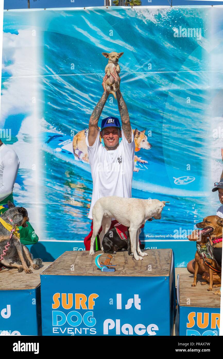 Hunnington Beach, CA, USA. 29 Sep, 2018. Surfcity Surfdog Wettbewerb. Die McKenna Subaru Surf City Surf Hunde", der weltbekannten Premier Event auf dem Hund surfen Stromkreis wird jährlich Ende September in Surf City USA statt. Die Veranstaltung bringt die Gemeinschaft, Surfer, Hundeliebhaber, Familien und Haustiere für einen Tag voller Spaß und Fundraising an einem der unberührtesten Strände Südkaliforniens - Huntington Hund Strand! Hier gesehen: Ryan und seine Hunde. Credit: Daren Fentiman/ZUMA Draht/Alamy leben Nachrichten Stockfoto