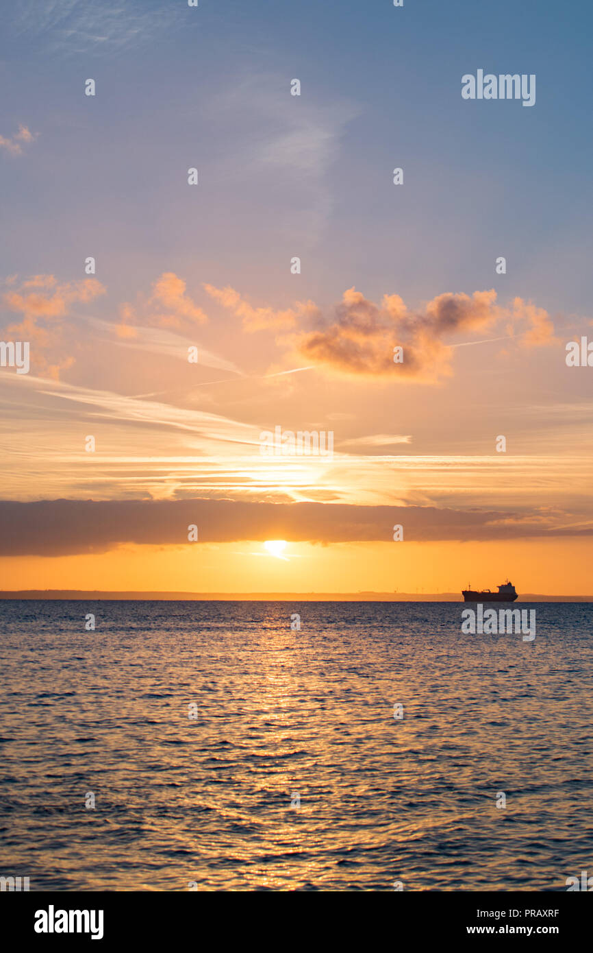 Fowey, Cornwall, UK. 1. Okt, 2018. UK Wetter. Warmen, hellen Sonnenschein läutet in der ersten Oktober heute morgen am Mauseloch. Foto: Simon Maycock/Alamy leben Nachrichten Stockfoto