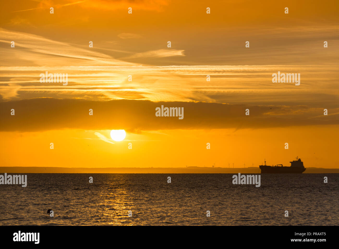 Fowey, Cornwall, UK. 1. Okt, 2018. UK Wetter. Warmen, hellen Sonnenschein läutet in der ersten Oktober heute morgen am Mauseloch. Foto: Simon Maycock/Alamy leben Nachrichten Stockfoto