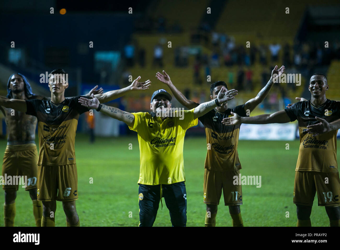 Culiacan, Mexiko. 29 Sep, 2018. Diego Maradona (M), der ehemalige Fußball-Star aus Argentinien und Trainer der club Dorados de Sinaloa, jubelt mit seinen Spielern nach dem 2-0 Sieg gegen Leones Negros. Credit: Rashide Frias/dpa/Alamy leben Nachrichten Stockfoto