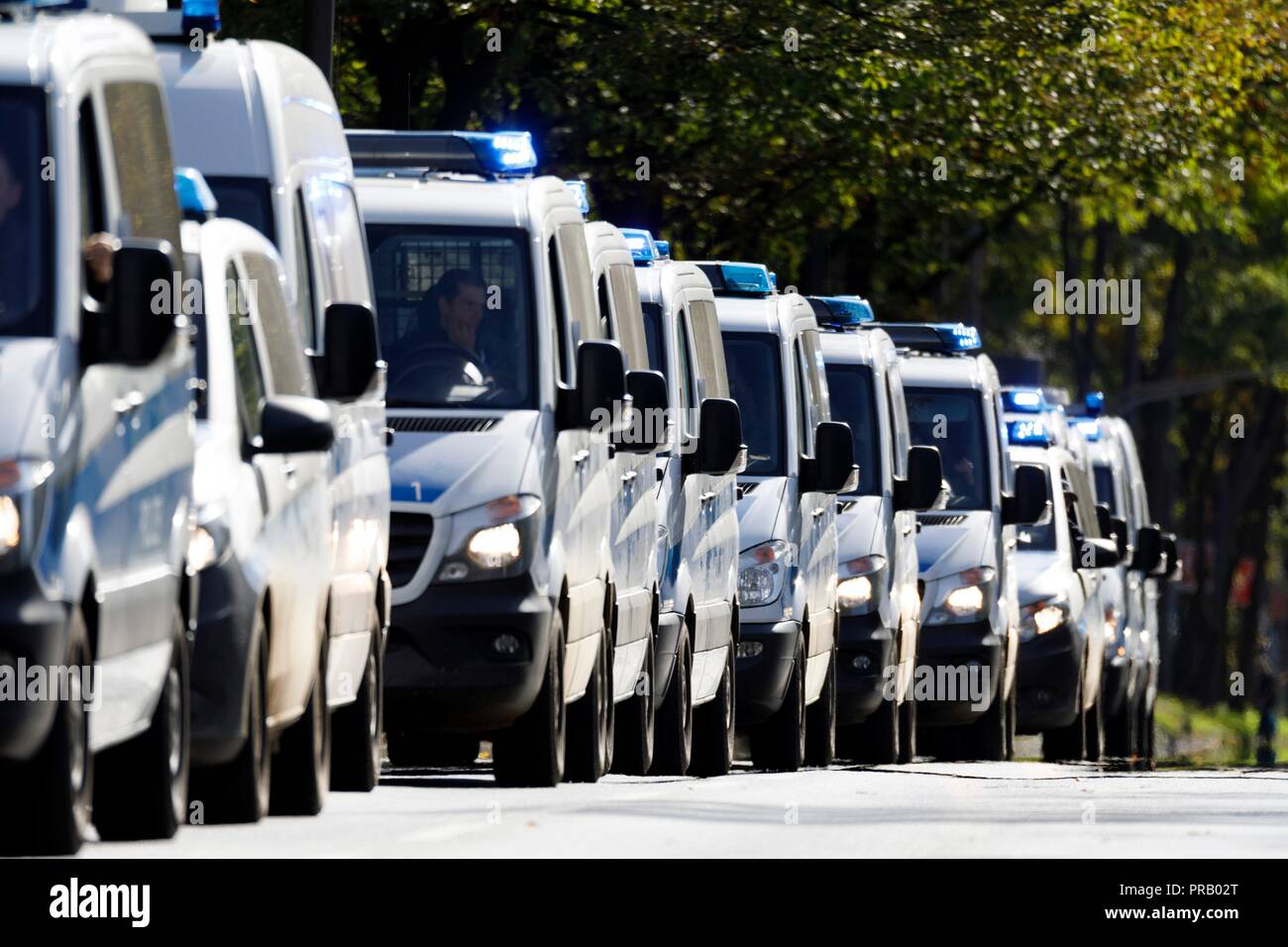 Köln, Deutschland. 29 Sep, 2018. Polizei Auto in der Nähe des Ditib-Zentralmoschee in Ehrenfeld auf den Besuch des türkischen Präsidenten Erdogan. Köln, 29.09.2018 | Verwendung der weltweiten Kredit: dpa/Alamy leben Nachrichten Stockfoto