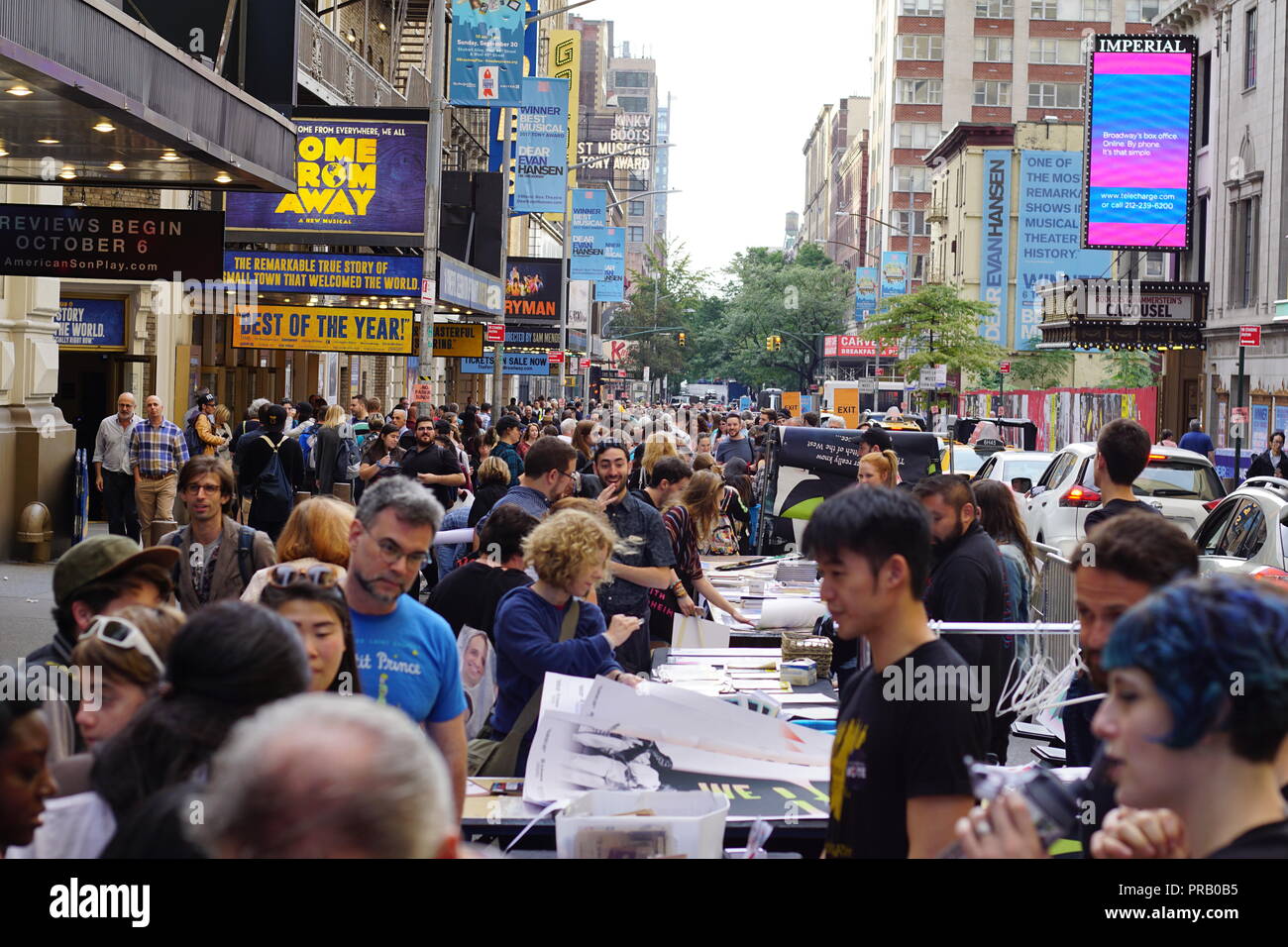 New York, USA. 30 Sep, 2018. Die Menschen drängen die Stände der 32 Broadway Flohmarkt in der New Yorker Theaterviertel. Am Sonntag, 30.09.2018 Zehntausende Besucher gesucht Es für alte Requisiten, Programme und Plakate. Der Erlös wird für die Organisation "Broadway Cares/Equity für AIDS", die unter anderem unterstützt AIDS-Patienten aus dem Theater Industrie gehen. Letztes Jahr mehr als eine Million Dollar angehoben wurden. Credit: Christian Fahrenbach/dpa/Alamy leben Nachrichten Stockfoto