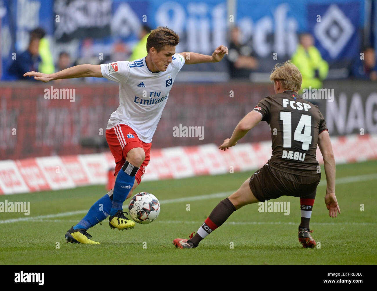 Hamburg, Deutschland. 30 Sep, 2018. Keine VERKÄUFE IN JAPAN! Von links nach rechts: GOTOKU SAKAI (HH), Matten MOELLER DAEHLI (Muller, PAULI), Duellen, Aktion, Fußball 2. 1. Fussballbundesliga, 8. Spieltag, HSV Hamburg Hamburg Hamburg (HH) - FC St. Pauli (PAULI) 0:0, am 30.09.2018 in Hamburg/Deutschland. € | Nutzung der weltweiten Kredit: dpa/Alamy leben Nachrichten Stockfoto