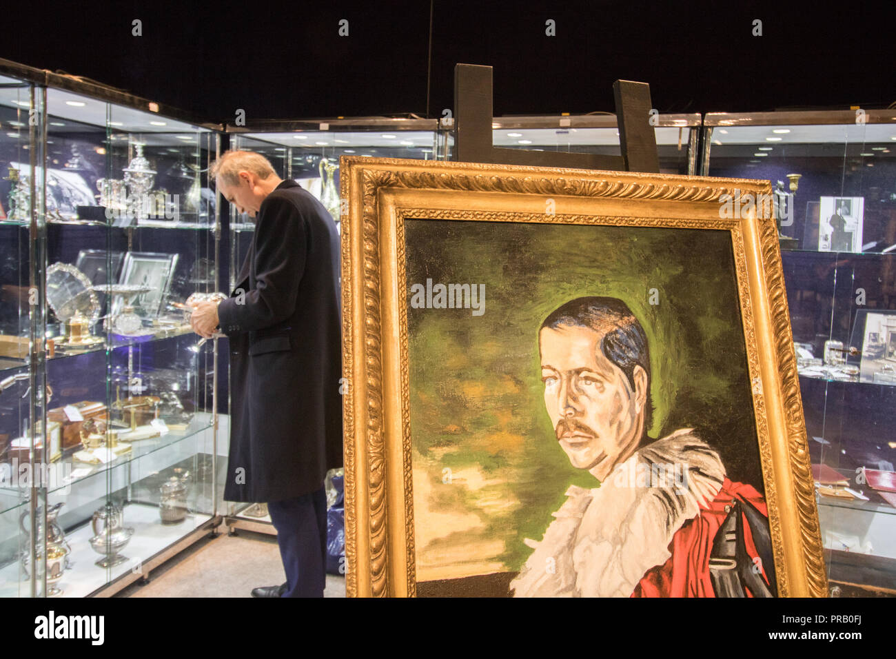 London, Großbritannien. 1. Okt, 2018. Bild: Portrait von John Bingham, 7th Earl of Lucan, 1972, von Dominick Elwes. Schätzung: £ 2.000, 000. Foto bei Bonhams von Lady's Lucan Estate private Sammlungen, die im letzten September im Alter von 80 starb, war John Bingham, 7th Earl of Lucan, die 1974 nach dem Mordanschlag auf seine entfremdete Frau und den Mord an Nanny ihrer Kinder verschwunden, Sandra Rivett mit allen der Erlös geht an die Hilfsorganisation Shelter Credit: Amer ghazzal/Alamy Leben Nachrichten verheiratet Stockfoto