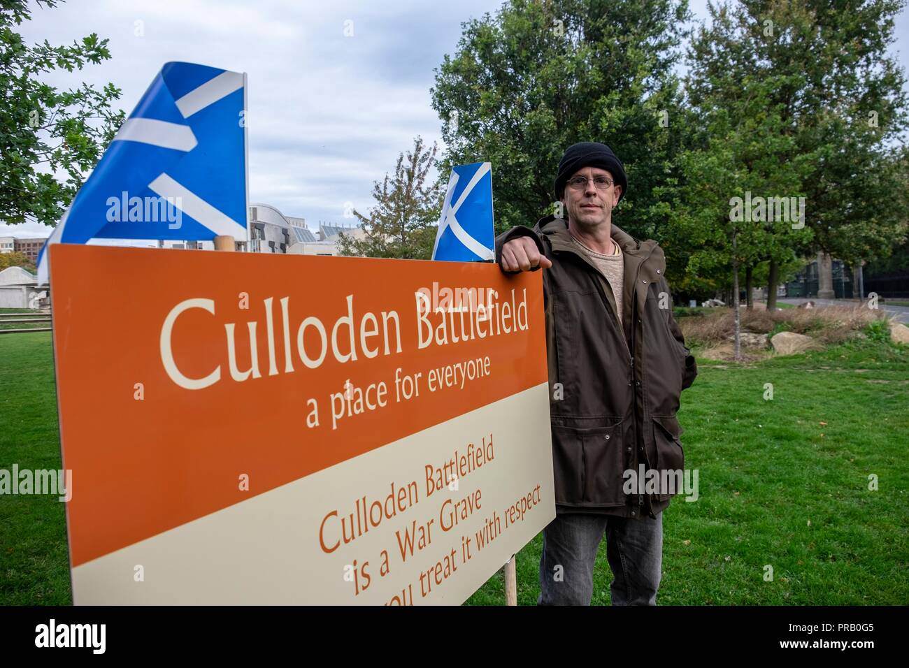 Edinburgh, Schottland, Großbritannien. 1. Okt, 2018. Demonstranten haben Lager außerhalb des Schottischen Parlaments auf demselben Grundstück, auf dem sich Indy Camp Gruppe belegt gesetzt. Sie Protestieren über die Entwicklung des Landes auf den Bereich, in dem es geglaubt wird, daß die Schlacht von Culloden im Jahre 1746 statt. Sie Demonstranten haben erklärt, dass sie auf dem Parlament Gründen erhalten bleiben, bis die Bulldozer von Culloden Website entfernt wurden. Bild: "Jonny Freeman" im Parlament camp Credit: Rich Dyson/Alamy leben Nachrichten Stockfoto