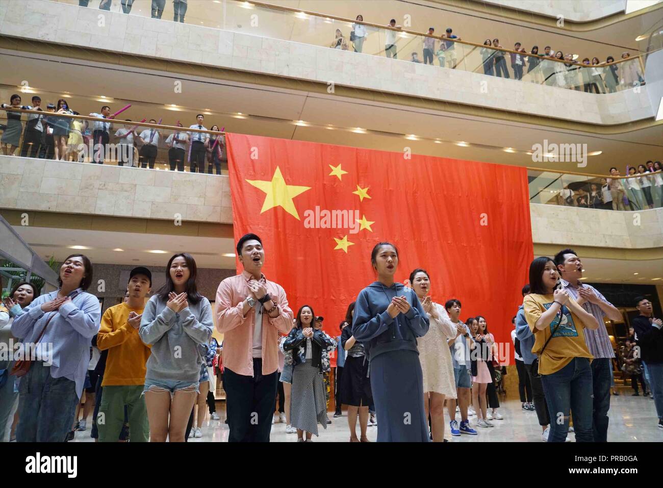 Nanjing in der chinesischen Provinz Jiangsu. 1. Okt, 2018. Junge Menschen feiern den nationalen Tag in der Art von 'quick' blinken an einem Platz in Nanjing, der Hauptstadt der ostchinesischen Provinz Jiangsu, Oktober 1, 2018. Menschen in ganz China feiern den Tag auf verschiedene Weise. Chinas nationale Tag fällt am 1. Credit: Ji Chunpeng/Xinhua/Alamy leben Nachrichten Stockfoto