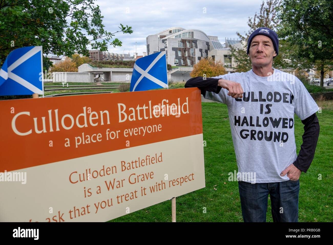 Edinburgh, Schottland, Großbritannien. 1. Okt, 2018. Demonstranten haben Lager außerhalb des Schottischen Parlaments auf demselben Grundstück, auf dem sich Indy Camp Gruppe belegt gesetzt. Sie Protestieren über die Entwicklung des Landes auf den Bereich, in dem es geglaubt wird, daß die Schlacht von Culloden im Jahre 1746 statt. Sie Demonstranten haben erklärt, dass sie auf dem Parlament Gründen erhalten bleiben, bis die Bulldozer von Culloden Website entfernt wurden. Im Bild: Dekan Halliday am Parlament camp Credit: Rich Dyson/Alamy leben Nachrichten Stockfoto