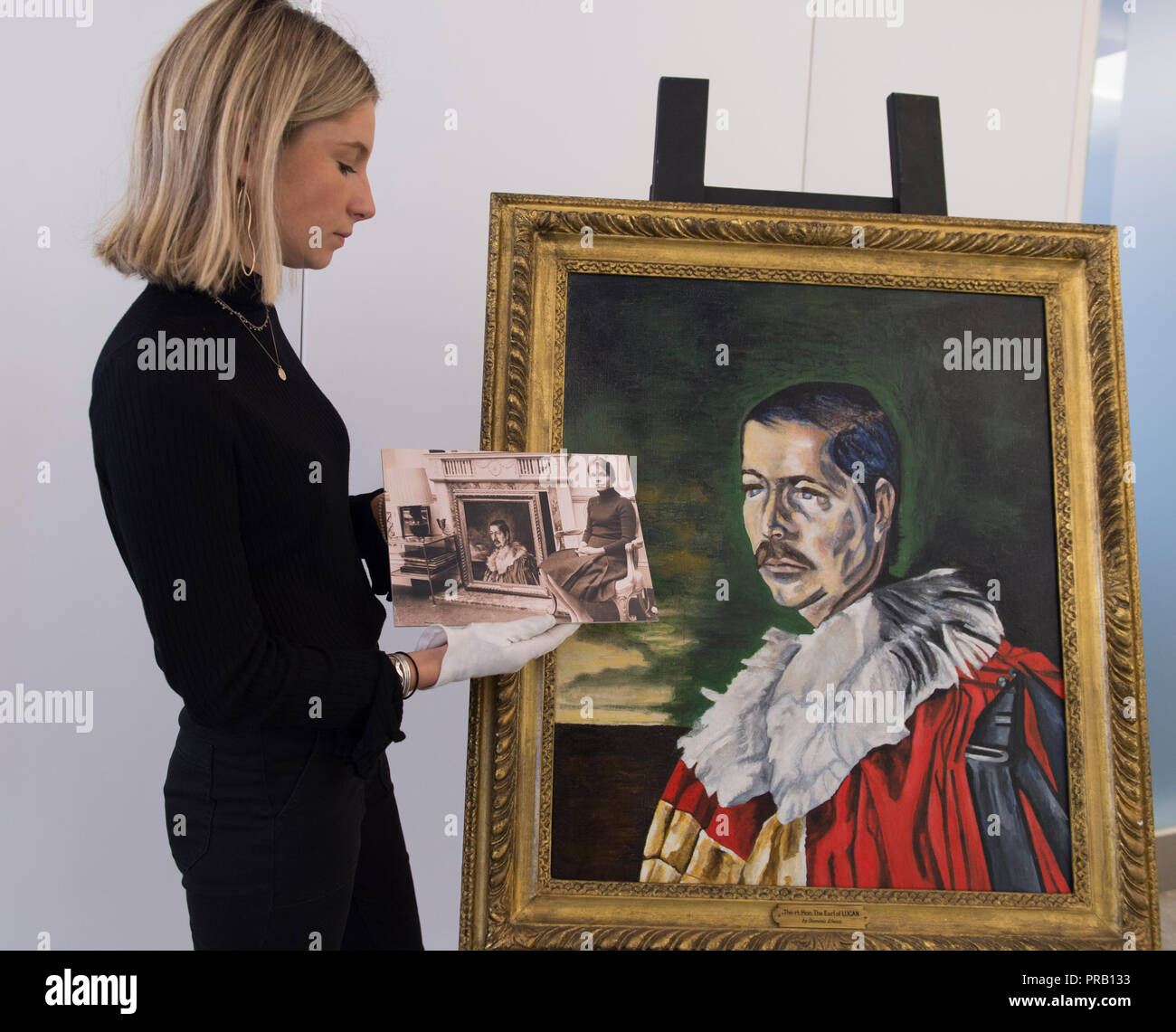 Bonhams, Knightsbridge, London, UK. 1. Oktober, 2018. Die privaten Sammlungen gehören Stücke aus der Muttergottes Lucan Immobilien, Beverston Schloss, dem Schwedischen Haus am See und die Immobilien von Viscount Churchill. Das Foto ist ein Portrait von John Bingham von Dominick Elwes von Lady's Lucan Immobilien. Es ist auf £ 2.000, 000 Euro veranschlagt. Lady Lucan John Bingham, 7th Earl of Lucan, die 1974 nach dem Mordanschlag auf seine entfremdete Frau und den Mord an Nanny ihrer Kinder verschwunden, Sandra Rivett verheiratet. Credit: Malcolm Park/Alamy Leben Nachrichten. Stockfoto