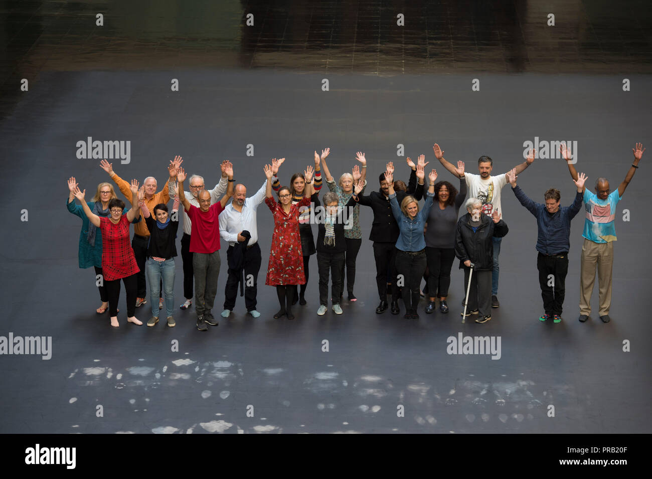 Tate Modern, Turbine Hall, London, Großbritannien. 1. Oktober, 2018. Die kubanische Künstlerin Tania Bruguera umfangreicher Kommission für Turbinenhalle der Tate Modern, Teil des Hyundai Kommission Serie. Die Turbinenhalle ist in einem scheinbar leeren, schwarzen Boden bedeckt, unter der ein riesiges Bild versteckt ist, die das Gesicht eines jungen Mannes, der in Syrien im Jahr 2011. Besucher können versuchen, dieses Bild durch kollektives Handeln zu offenbaren, das Berühren der Wärmeempfindlichen Boden, um zu versuchen, das Bild unter zu offenbaren. Credit: Malcolm Park/Alamy Leben Nachrichten. Stockfoto