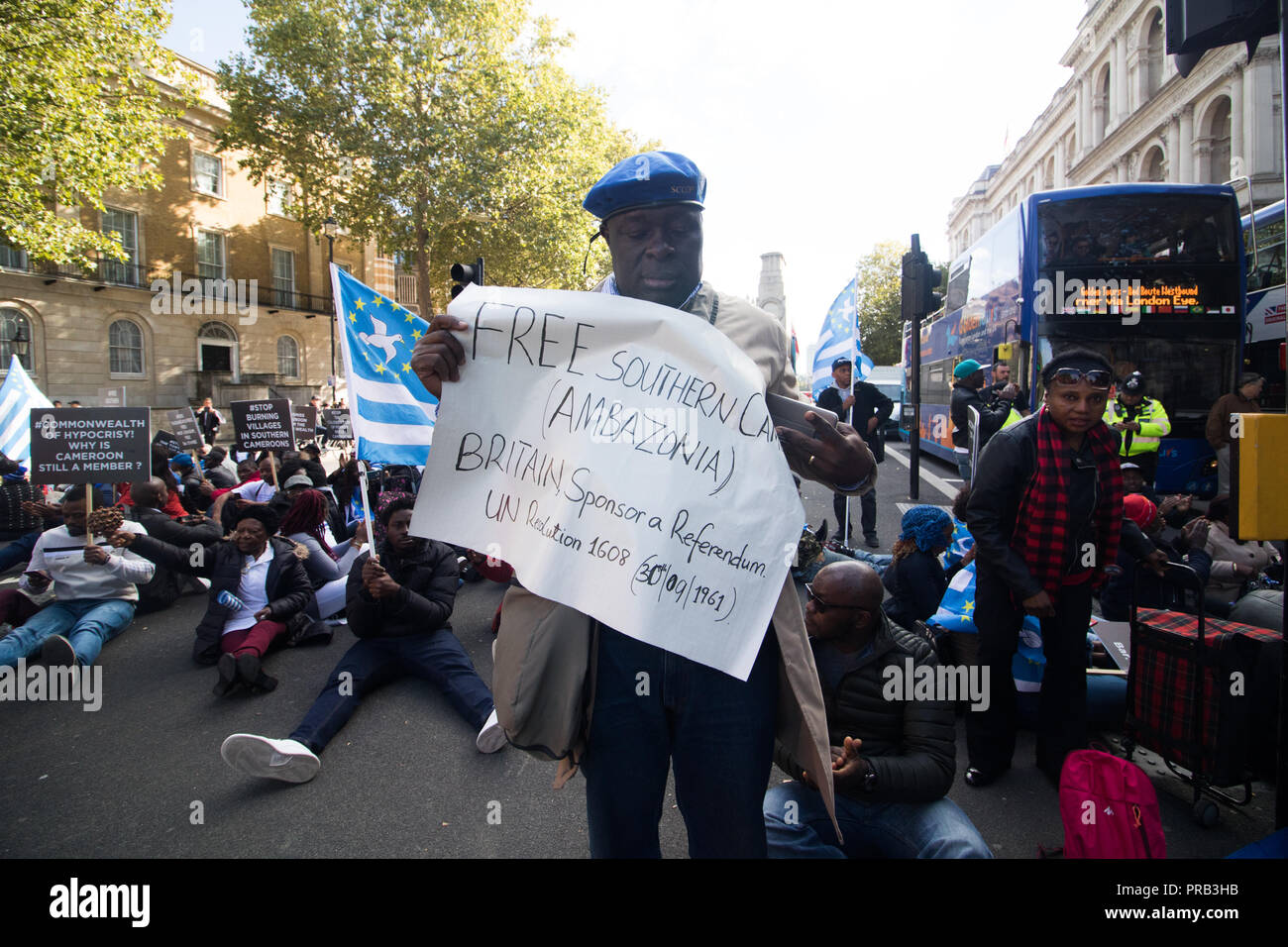 London, Großbritannien. 1. Oktober 2018. Eine Gruppe von etwa 50 Pro Amazonia separatistischen Demonstranten Etappe bei der Blockierung von Datenverkehr in Whitehall sitzen. Auch als Ambazonia Amba Land bekannt, ist eine Selbsteinschätzung, bestehend aus der anglophonen Teilen von Kamerun, die zuvor aus Southern Cameroons Ursprünglich der Vereinten Nationen vertrauen Gebiet der Southern Cameroons unter Vereinigtes Königreich Verwaltung (1922 - 1961), die 1961 gestimmt, unabhängig von dem Vereinigten Königreich zu werden. Credit: Amer ghazzal/Alamy leben Nachrichten Stockfoto