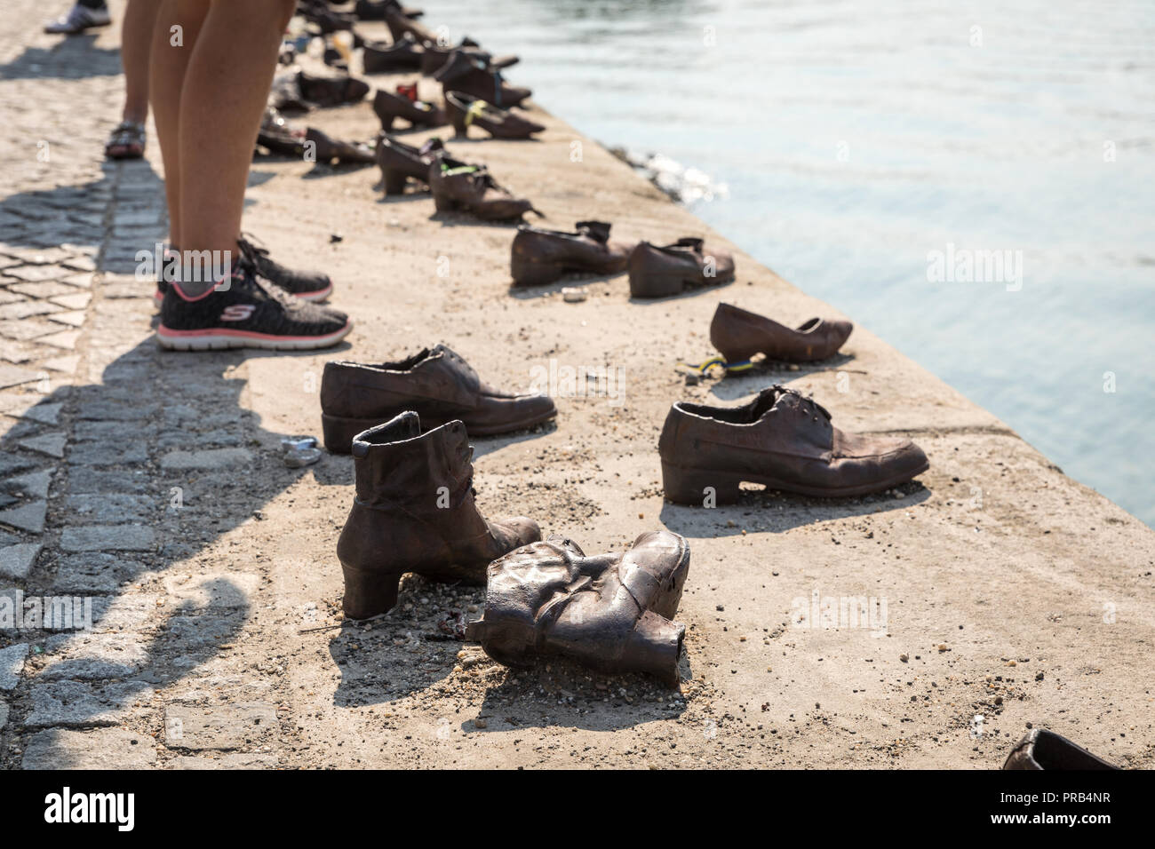 Eine ergreifende Denkmal am Ufer der Donau in Budapest sind diese Gusseisen Schuhe von Gyula Pauer und durch Can Togay konzipiert. Die Schuhe comm Stockfoto