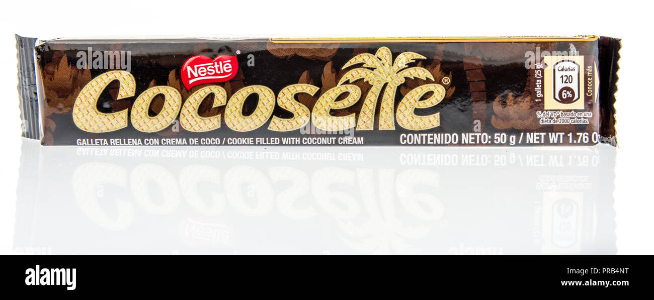 Winneconne, WI - 27. September 2018: ein Paket von Nestle Cocostte cookie Wafer mit Kokosmilch aus Kolumbien auf einem isolierten Hintergrund Stockfoto