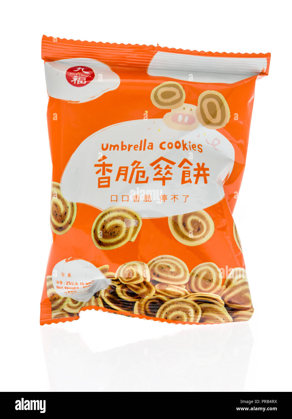 Winneconne, WI - 27. September 2018: ein Paket von Cho Fu Regenschirm Cookies aus Taiwan auf einem isolierten Hintergrund Stockfoto