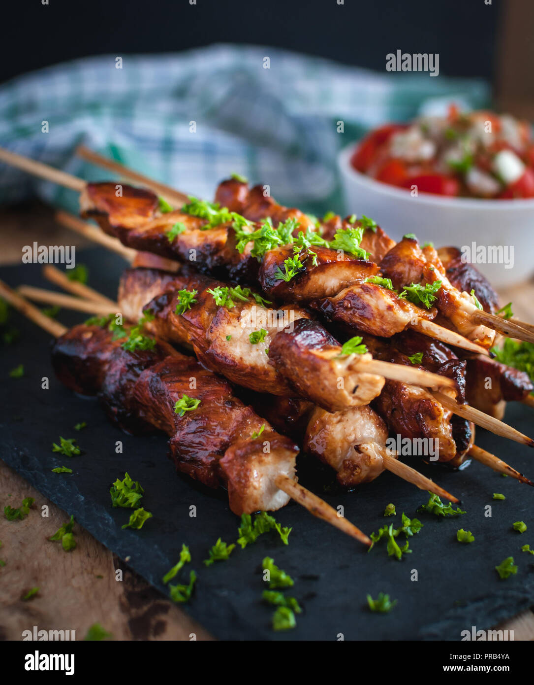 Close-up mit hausgemachtem Honig und Bier GRILL Hähnchenspieße mit frischer Petersilie Stockfoto