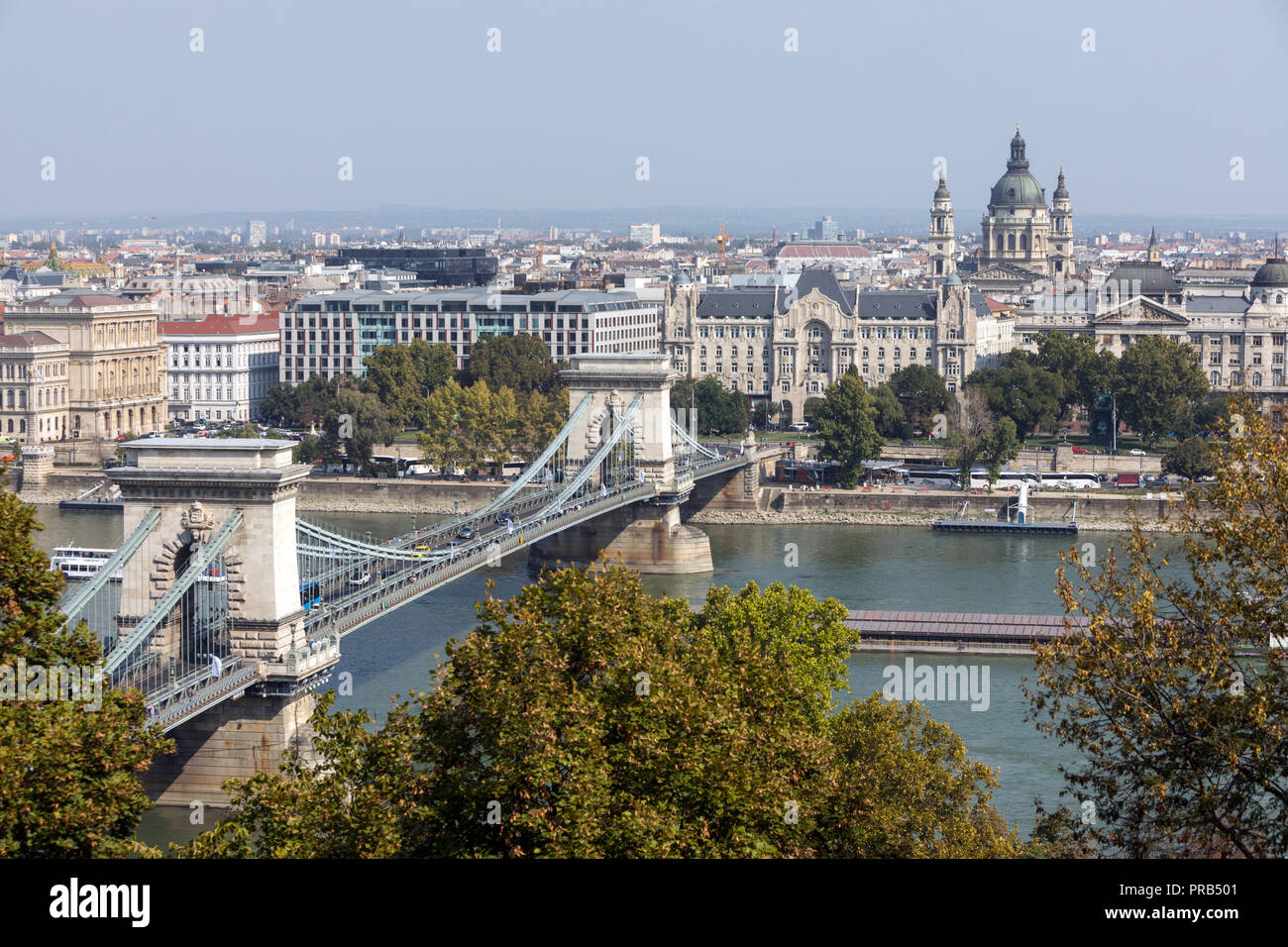 Die Kettenbrücke oder Széchenyi Lánchíd, Budapest, mit der Donau und Pest Stockfoto