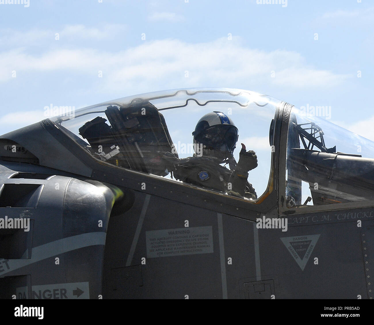 180929-N-UB 927-245 östlichen Pazifischen Ozean (Sept. 29, 2018) ein Marine AV-8B Harrier Pilot, angeschlossen an das "Schwarze Schaf" der Marine Attack Squadron 214 (VMA-214), signalisiert, dass er bereit ist, um von der Flight Deck der Amphibisches Schiff USS Boxer (LHD4) während der Flight Deck Betrieb erfolgen. Boxer ist unterwegs die Durchführung von Routineaufgaben in der dritten Flotte Bereich der Operationen. (U.S. Marine Foto von Mass Communication Specialist 3. Klasse Brett Anderson/Freigegeben) Stockfoto