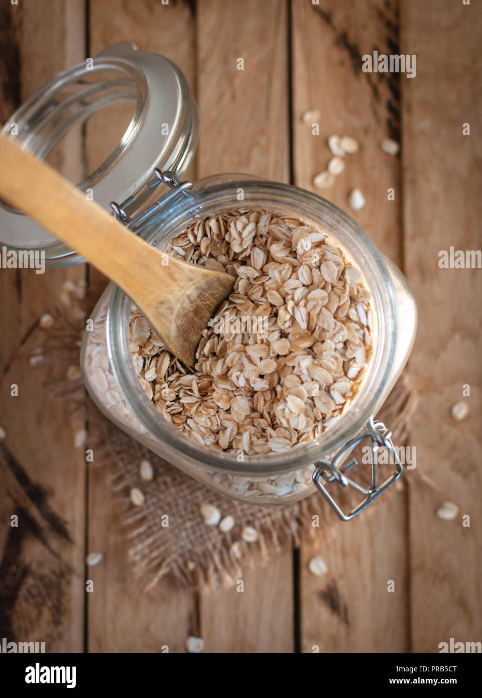 Close-up von Hafer in einem Glas, Holz- Hintergrund, Ansicht von oben Stockfoto