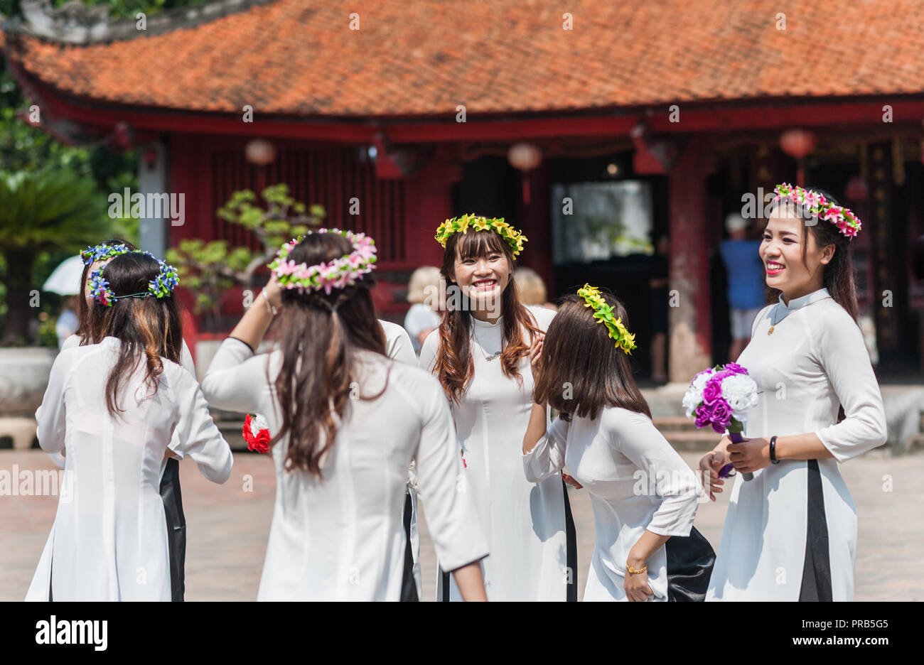 Hanoi, Vietnam - 16. Oktober 2016. Gruppe von Studentinnen in formelle Kleidung ihrer universitären Abschluss feiern. Tempel der Literatur. Stockfoto