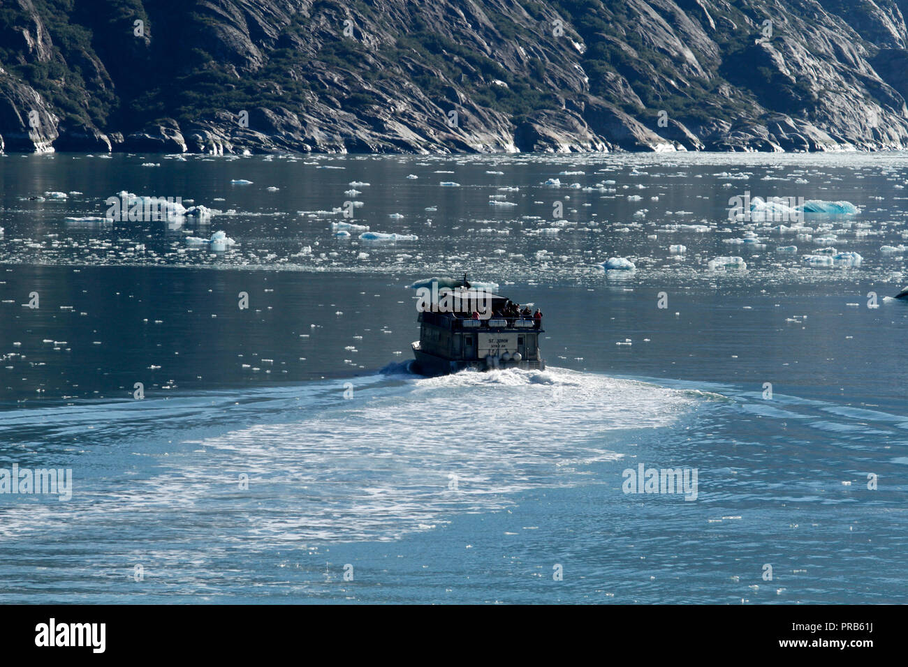 Ausflugsschiff in Richtung Gletscher in der Nähe von Juneau, Alaska Stockfoto