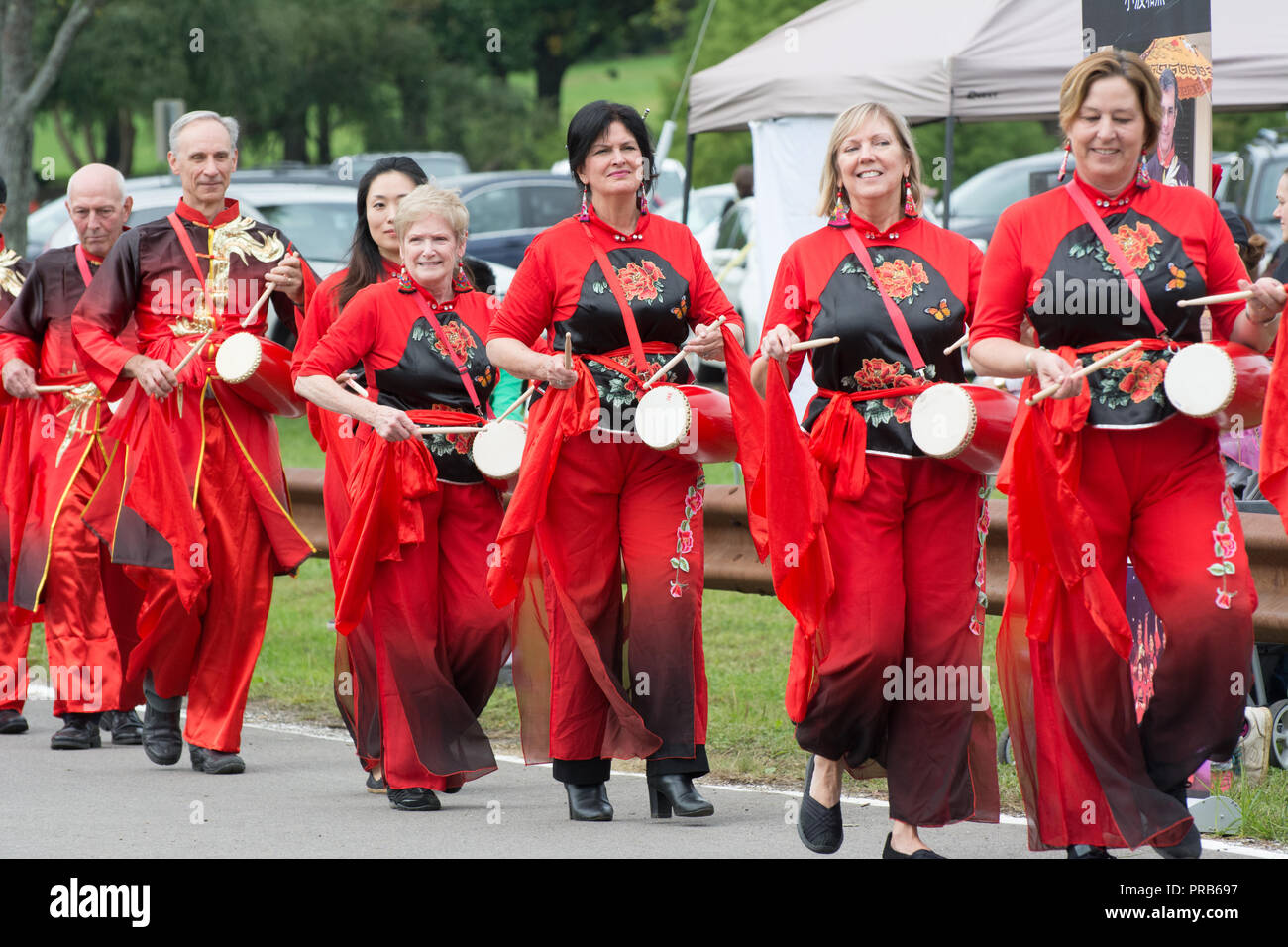 Eine chinesische Taille Drum Team, bunt gekleidet in der Tracht, führt zu einem Volksfest. Stockfoto