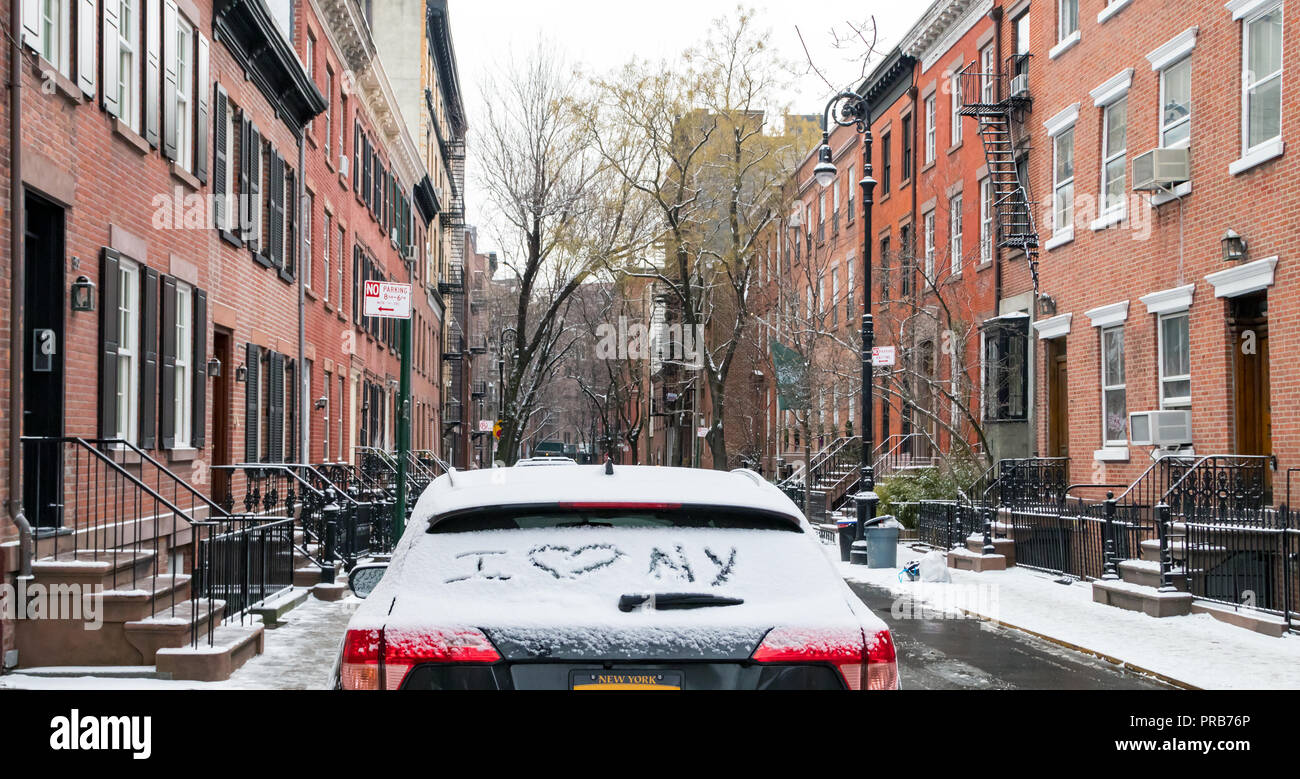 Ich liebe New York im Schnee auf ein Auto in der Nähe von Greenwich Village in Manhattan geparkt nach einem Wintersturm geschrieben Stockfoto