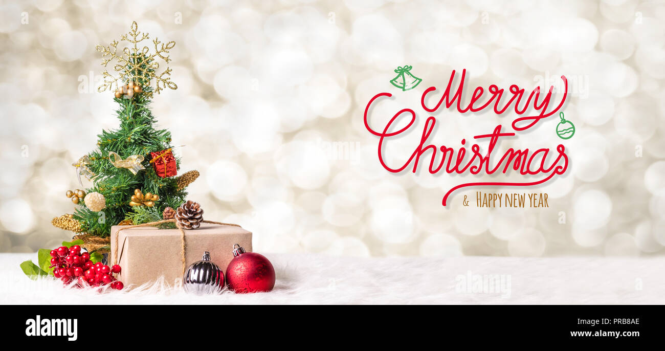 Rot Frohe Weihnachten und guten Rutsch ins neue Jahr Handschrift mit Xmas Tree und Geschenkbox bei Blur bokeh hellen Hintergrund, Winterurlaub banner Grußkarte Stockfoto