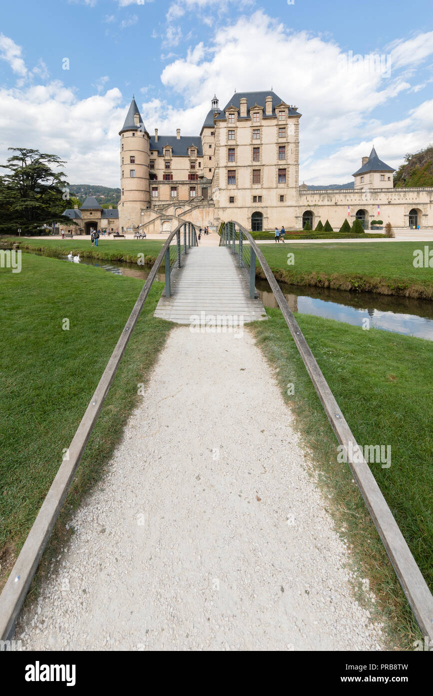 Bresson, Frankreich, 30. September 2018: Chateau de Bresson ist ein berühmtes Schloss der Dauphine Region. Es ist nun das Museum der Französischen Revolution. Stockfoto