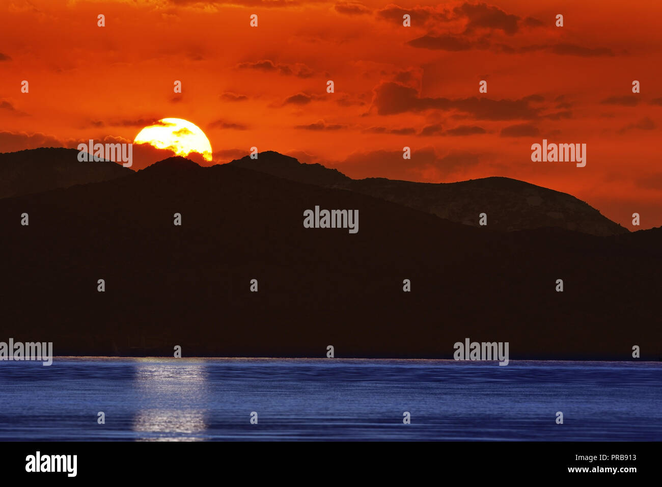 Schönen Sonnenuntergang auf der Insel Milos, Griechenland; Bild im Frühling gemacht Stockfoto