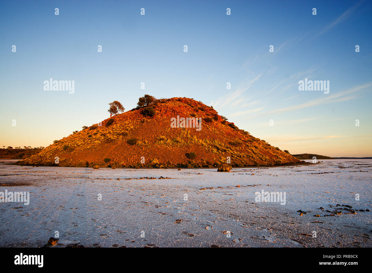 Schlange Hügel an der Dämmerung. Lake Ballard in der Nähe von Menzies Western Australia Stockfoto