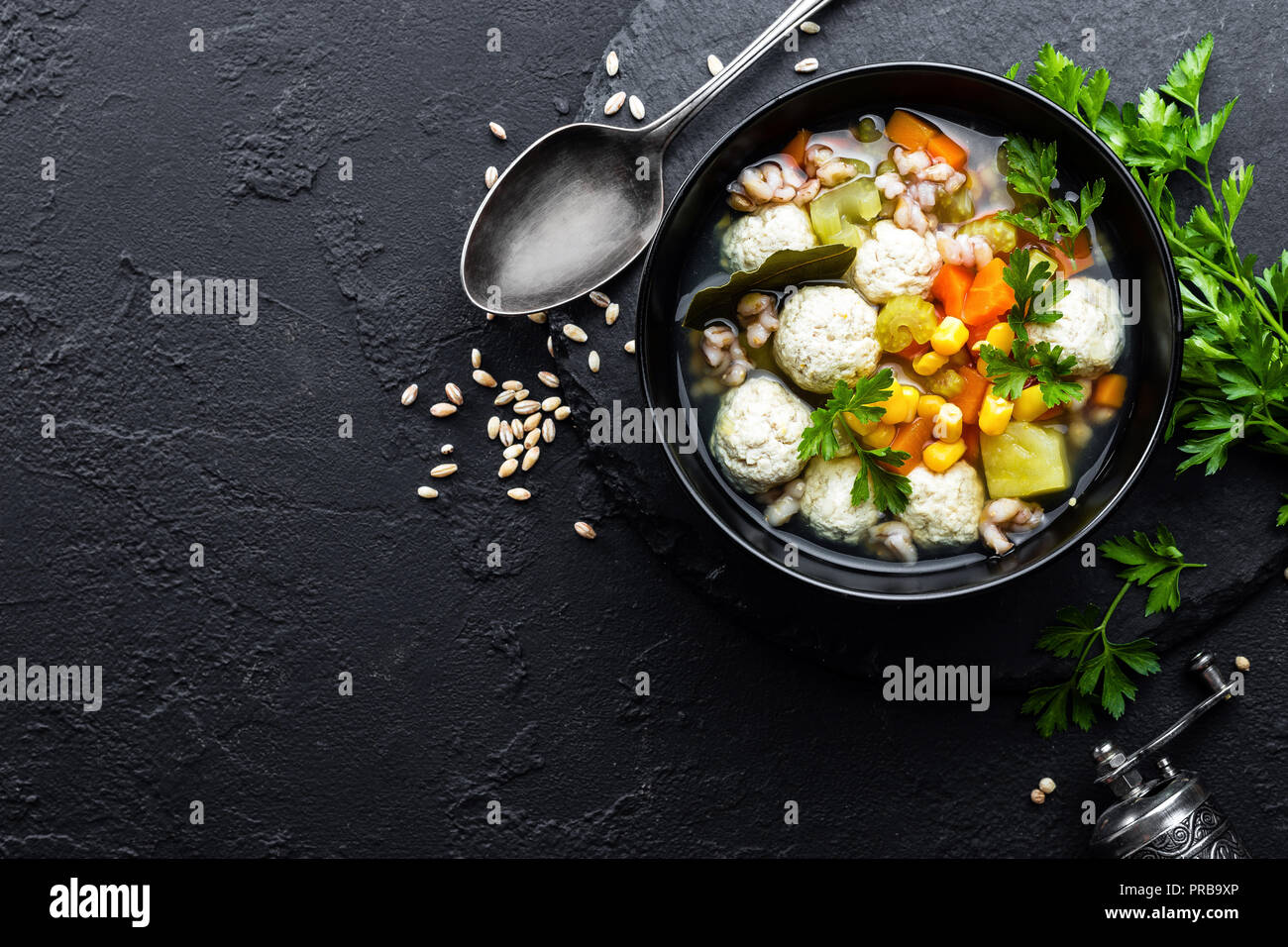 Leckere Gemüsesuppe mit Huhn Frikadellen und Graupen Stockfoto