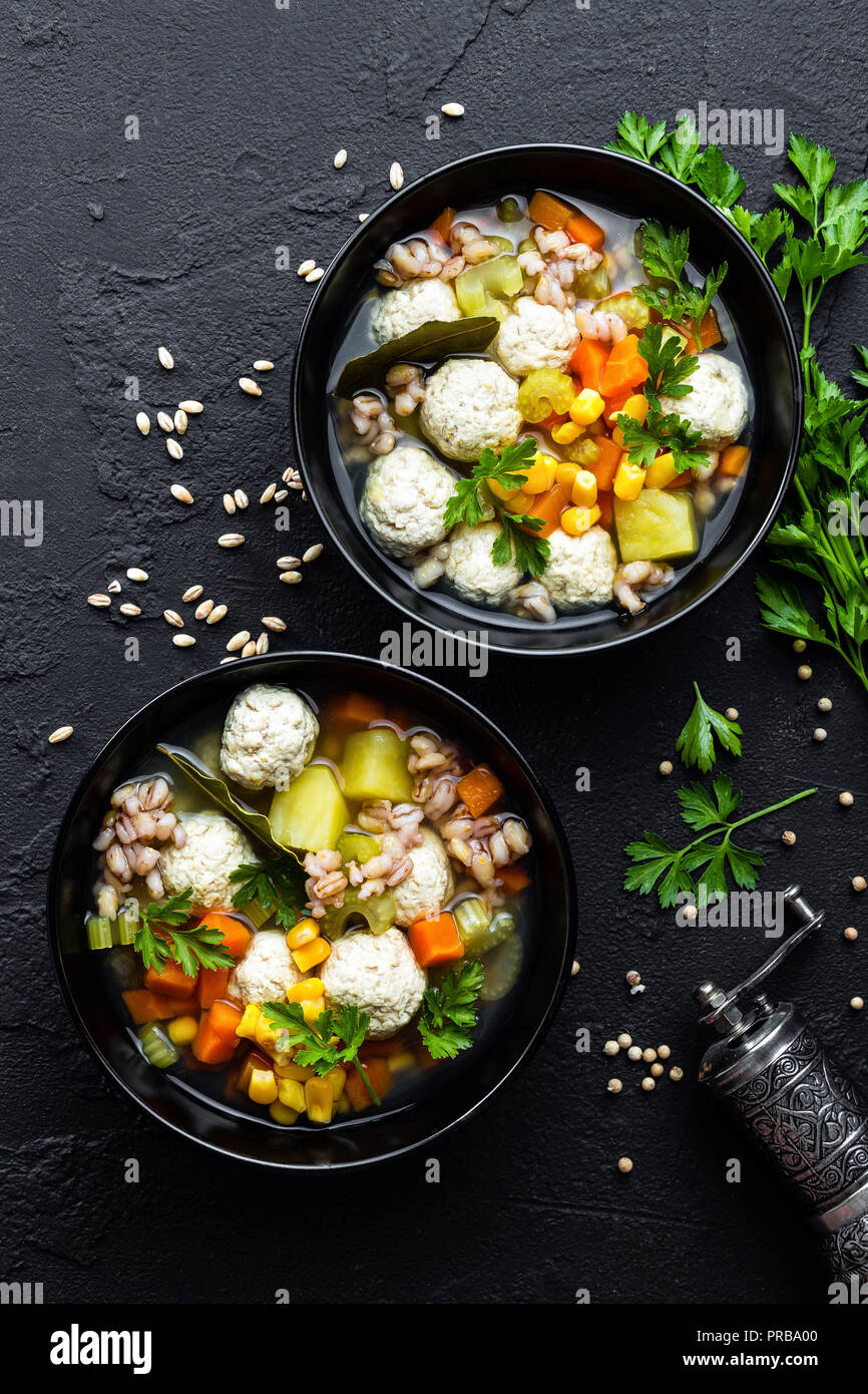 Leckere Gemüsesuppe mit Huhn Frikadellen und Graupen Stockfoto