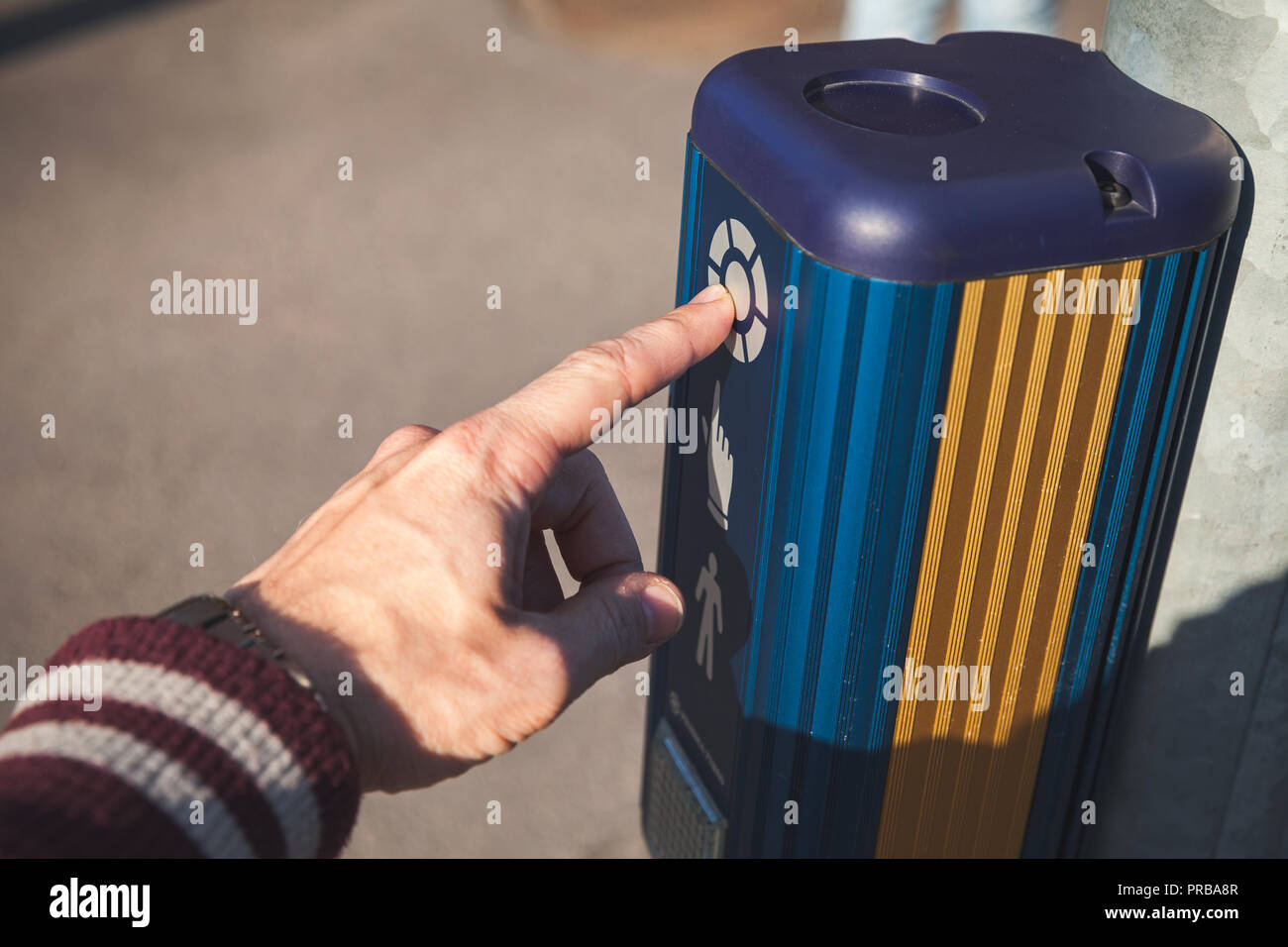 Männliche hand drückt Fußgängerampel control-Taste Stockfoto