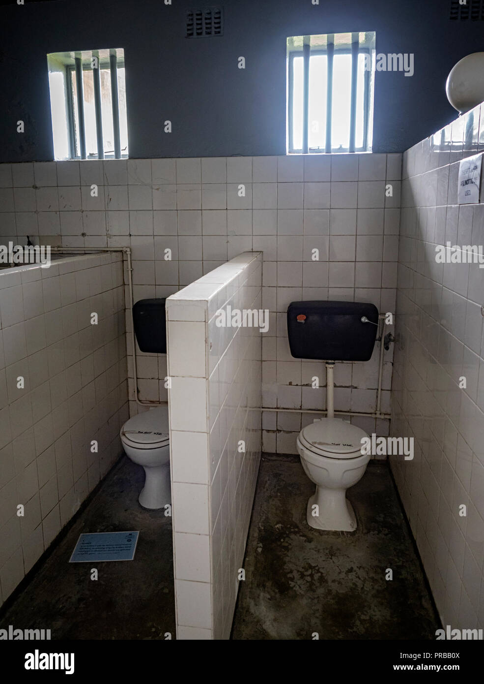 Toiletten im Gefängnis auf Robben Island, Cape Town, Südafrika, die  politischen Gefangenen, wie Nelson Mandela statt, während der Apartheid  Stockfotografie - Alamy