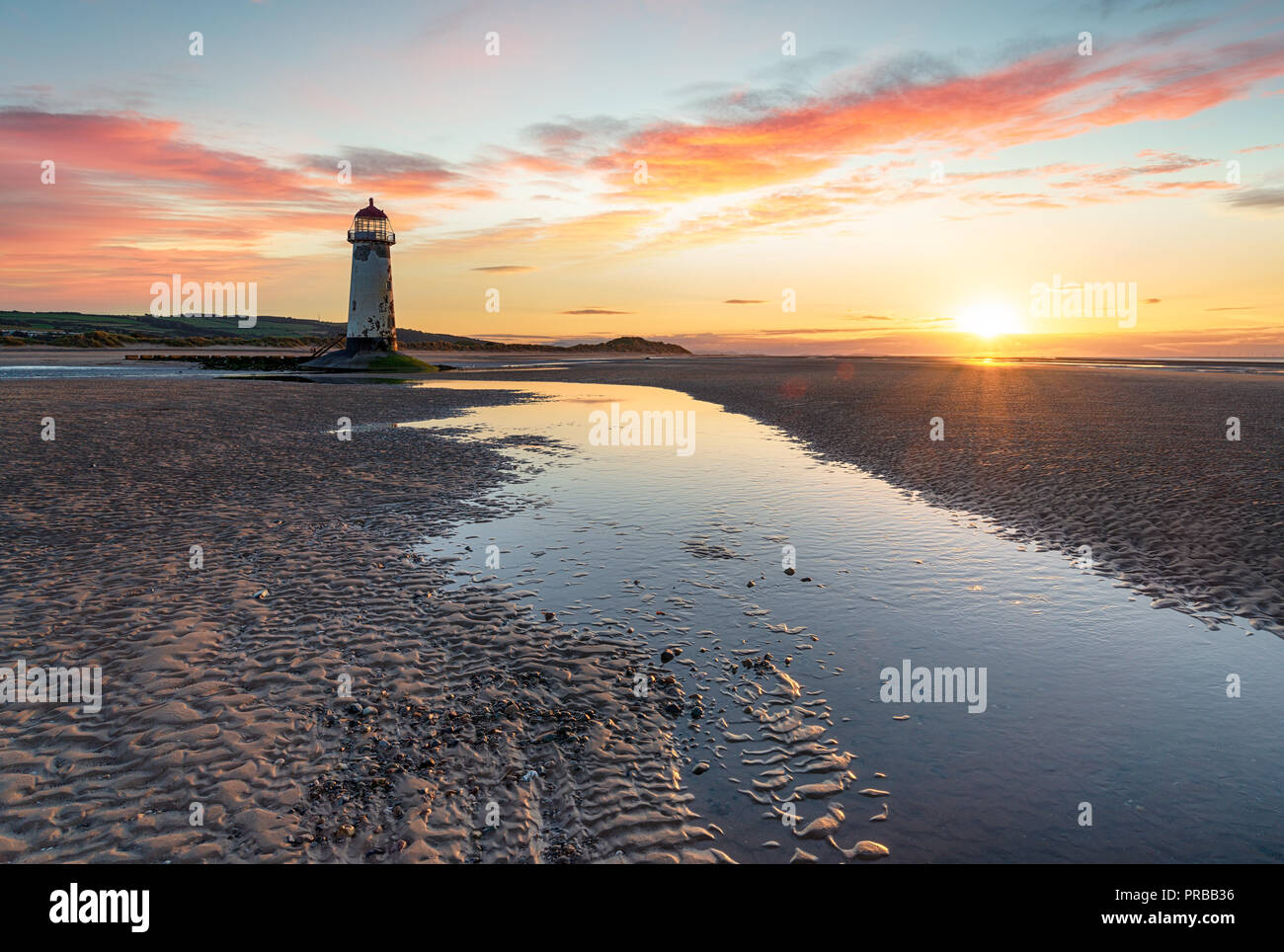 Einen atemberaubenden Sonnenuntergang über Talacre Lighthouse an der Nordküste von Wales Stockfoto