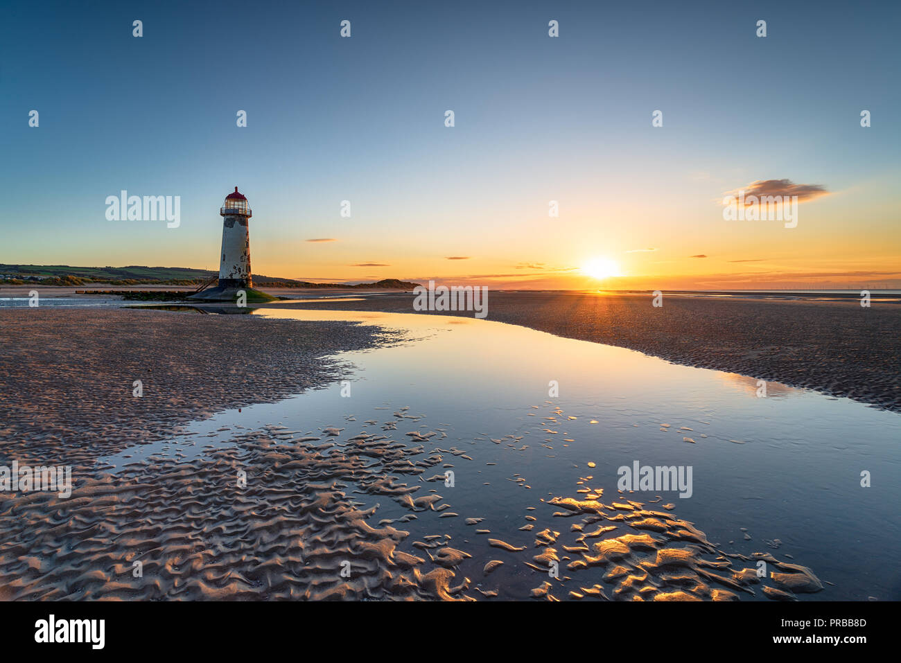 Sonnenuntergang an der Stelle von Ayr Leuchtturm am Strand von Talacre in Flintshire in Nord Wales Stockfoto