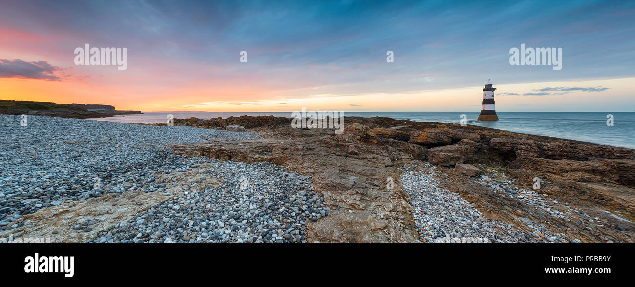 Panoramablick auf einen schönen Sonnenuntergang am Penmon Point Lighthouse auf Anglesey im Norden von Wales Stockfoto