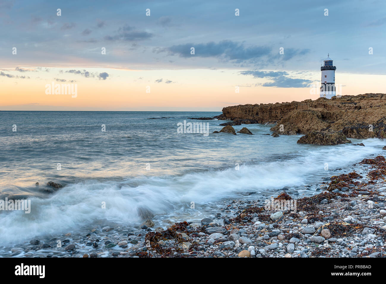 Sonnenuntergang über Trwyn Du Leuchtturm am Penmon Punkt auf Anglesey in Wales Stockfoto