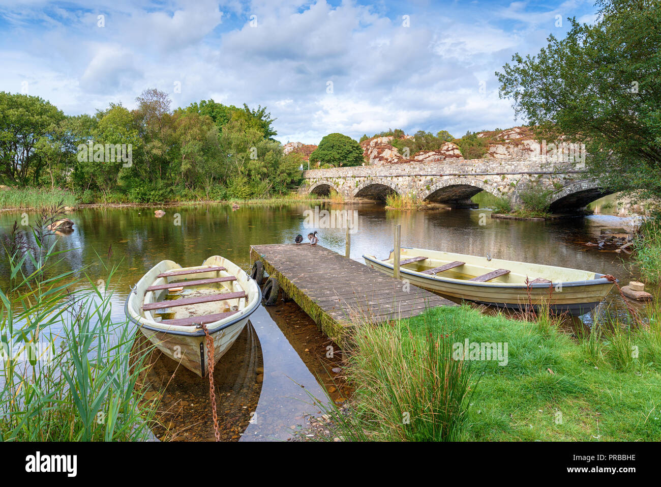 Die über den Fluss Rhythallt wie es fließt aus Llyn Padarn an Brynrefail in der Nähe von Llanberis in Snowdonia National Park in Wales Stockfoto