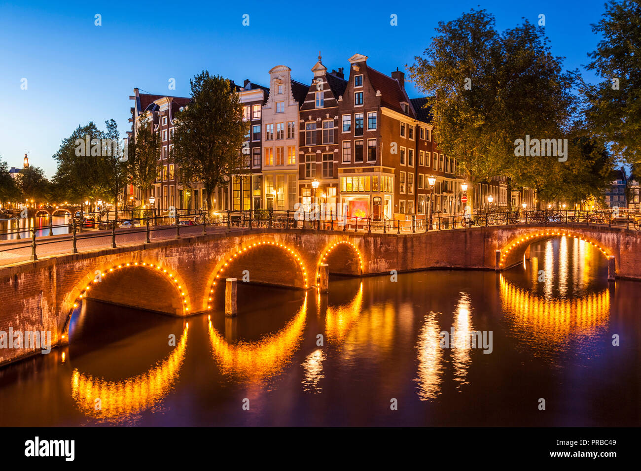 Amsterdam Canal beleuchtete Brücken über die Keizersgracht und Leidsegracht canal Grachten von Amsterdam Holland Niederlande EU Europa Stockfoto