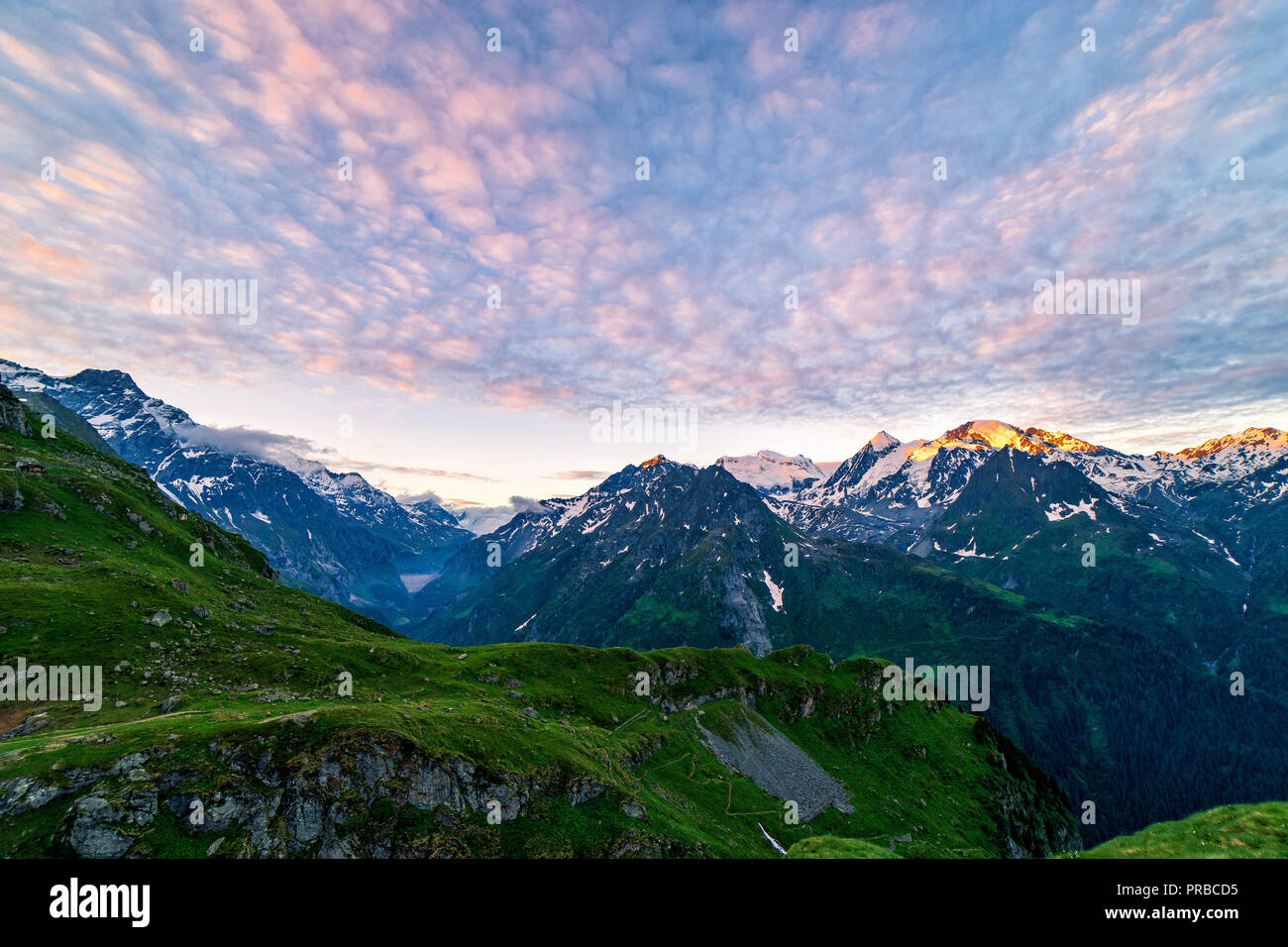 Einen malerischen Blick auf den wunderschönen Schweizer Alpen Berge. Dramatische Szene am frühen Morgen in den hohen Bergen mit dem ersten Licht. Blaue Stunde Sonnenaufgang mit pinkfarbenen und blauen t Stockfoto
