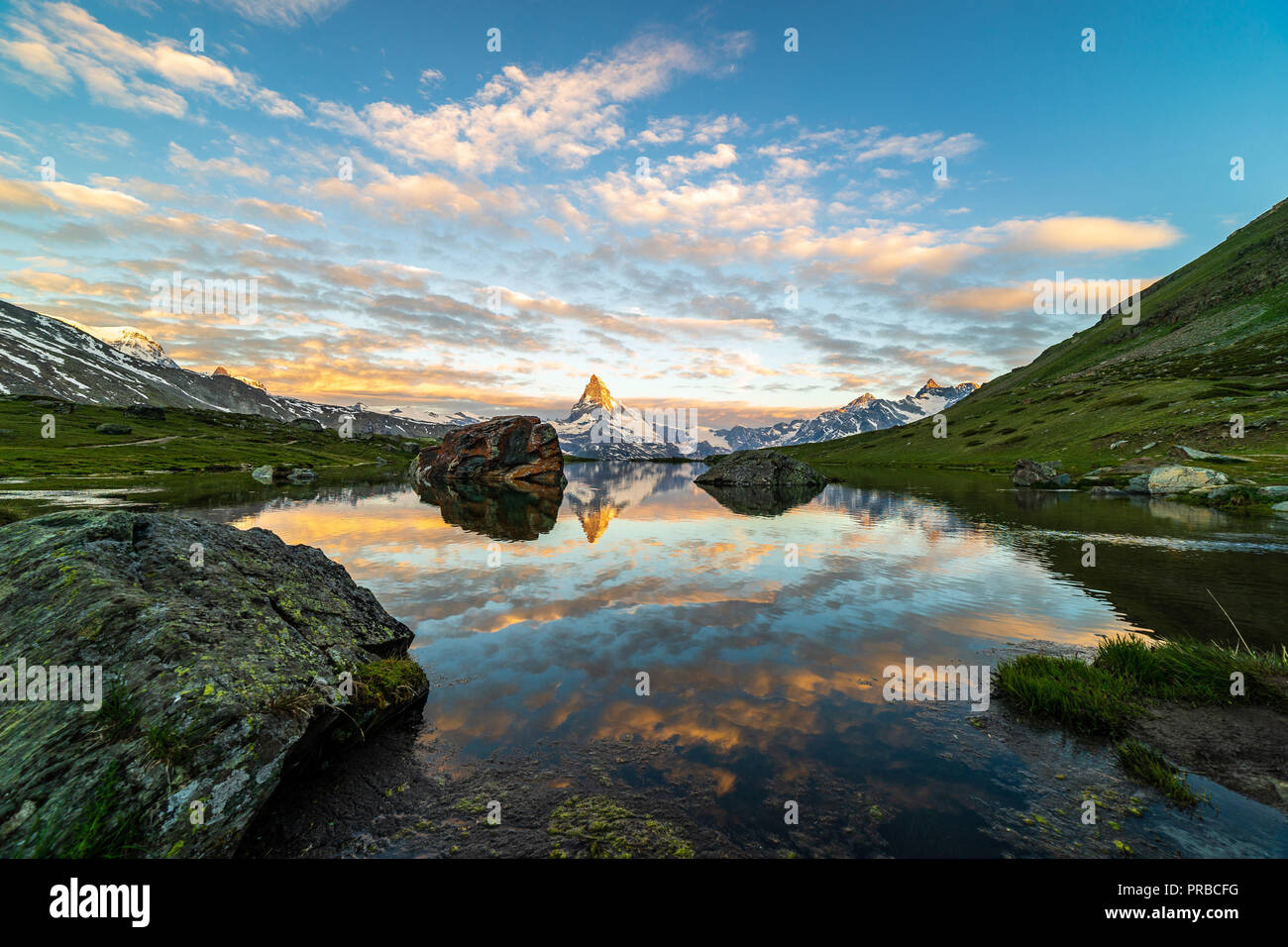 Morgen geschossen des goldenen Matterhorn (Monte Cervino, Mont Cervin) Pyramide und blau Stellisee See. Sonnenaufgang Blick auf die majestätische Bergwelt. Valai Stockfoto