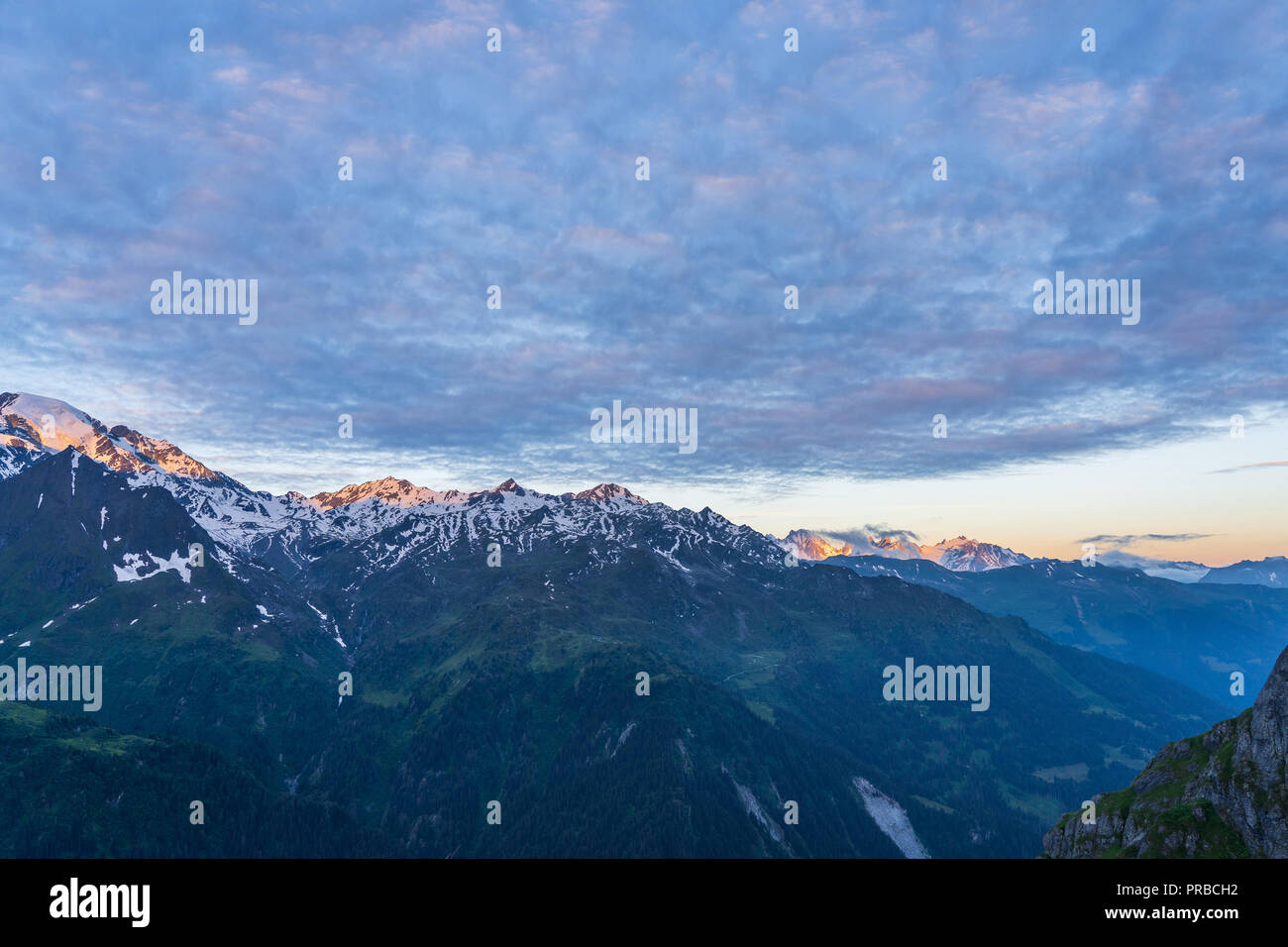 Einen malerischen Blick auf den wunderschönen Schweizer Alpen Berge. Dramatische Szene am frühen Morgen in den hohen Bergen mit dem ersten Licht. Blaue Stunde Sonnenaufgang mit pinkfarbenen und blauen t Stockfoto