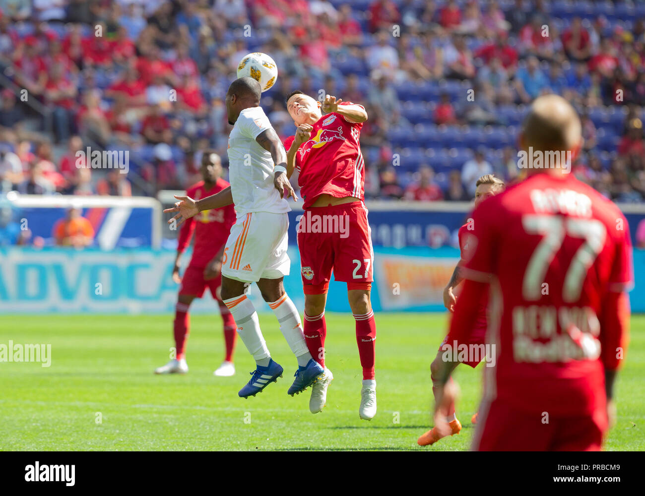 Harrison, der Vereinigten Staaten von Amerika. 30 Sep, 2018. Sean Davis (27) der Red Bulls & Darlington Nagbe (6) Atlanta United FC Kampf für die Kugel während der regelmäßigen MLS Spiel bei Red Bull Arena Red Bulls gewann 2 - 0 Credit: Lev Radin/Pacific Press/Alamy leben Nachrichten Stockfoto