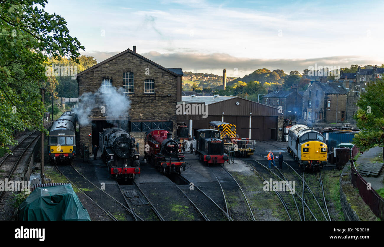 Anfang Herbst morgen im berühmten Dorf Haworth in West Yorkshire, der Heimat der Bronte Schwestern und ein fantastisches Steam Railway Stockfoto