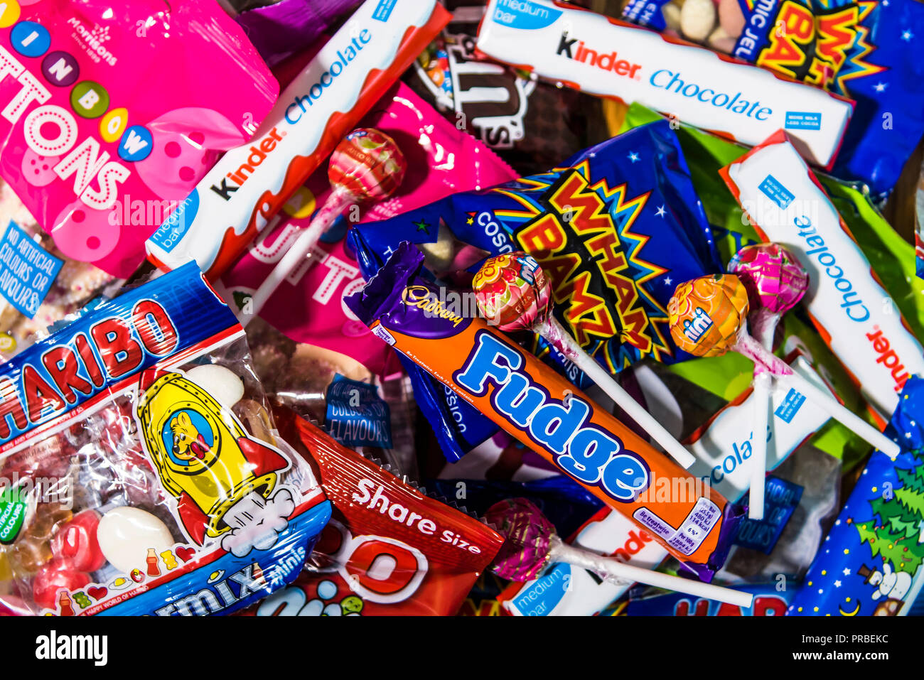 Verschiedene Süßigkeiten Schokoriegel und Bonbons in bunten Wrapper. Stockfoto