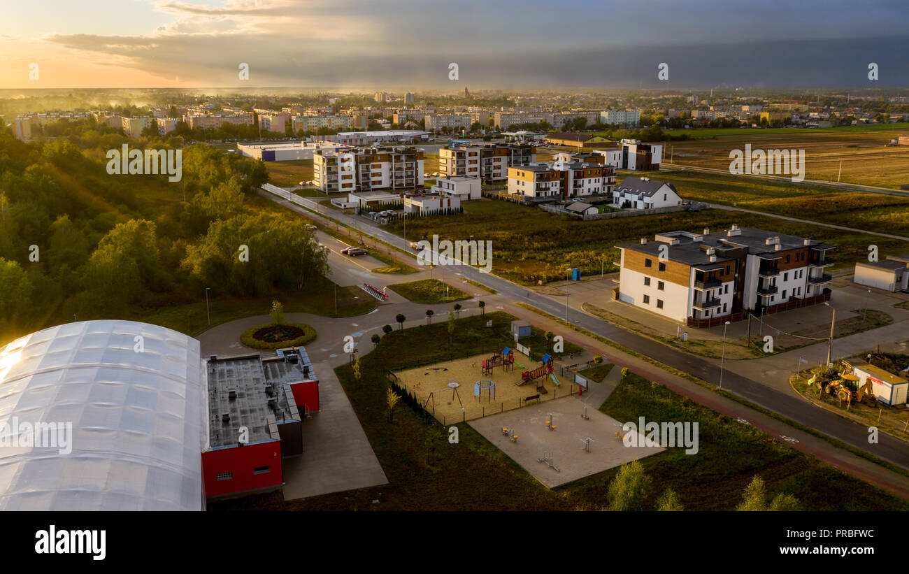 Blick von oben auf Liegenschaften in Ostrow Wielkopolski in Polen, während der dynamischen Wetter. Stockfoto